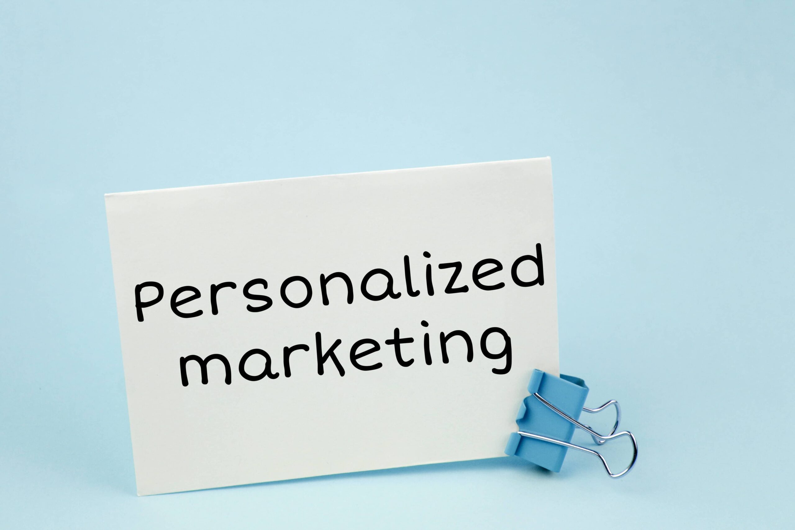 personalizacja e-maili | kartka z napisem personalised marketing | audience.pl