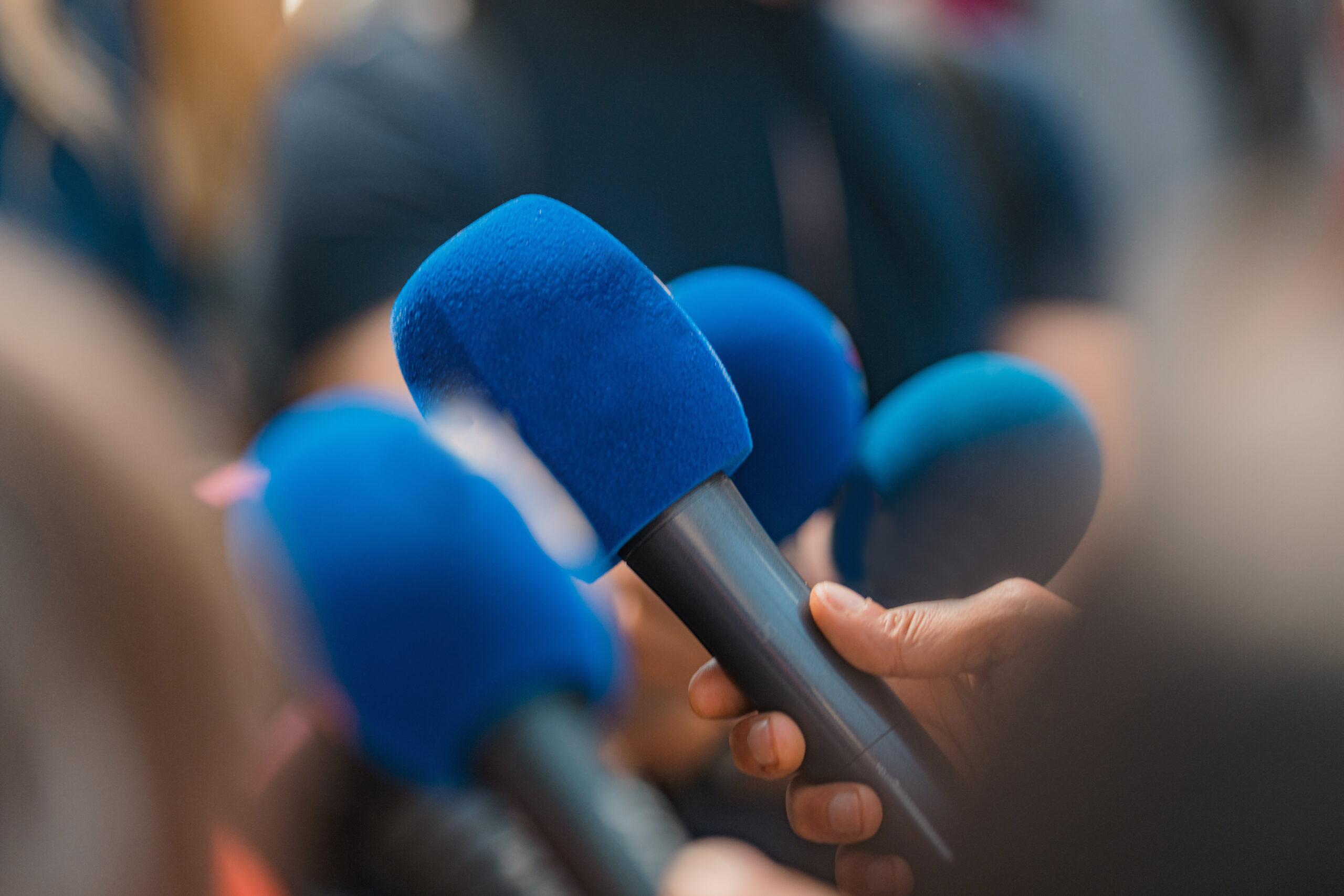 Komunikaty prasowe | mikrofony podczas konferencji prasowej